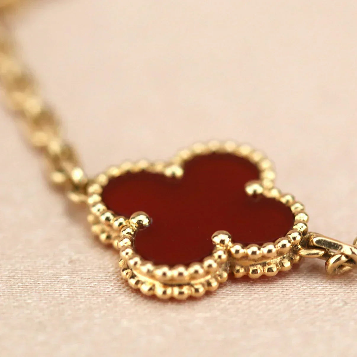 [Glimmer] CLOVER 5 MOTIF RED CORNELIAN BRACELET COLLECTION