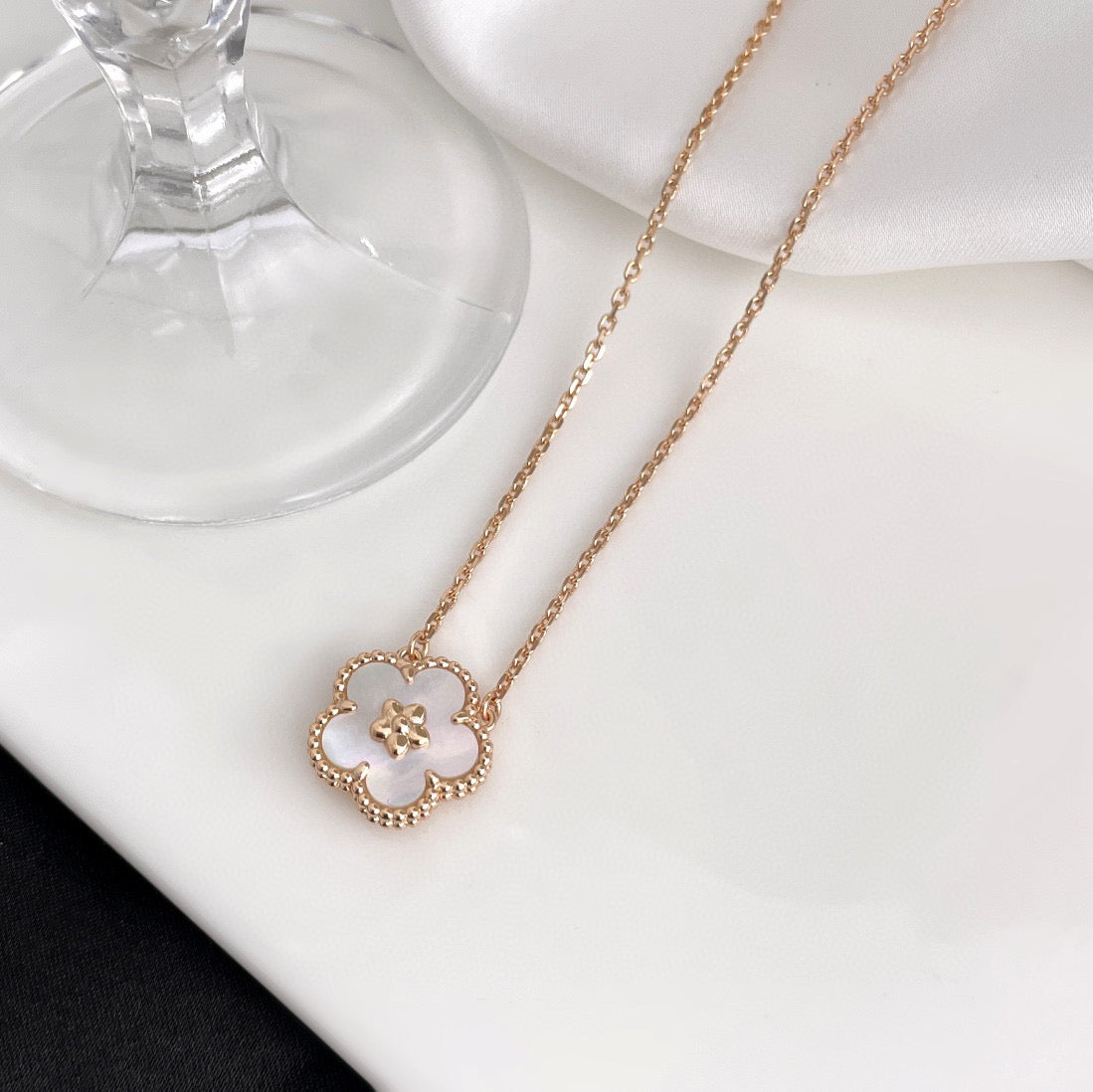 [Glimmer]ラッキーホワイトモップ梅のネックレス