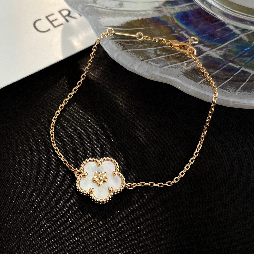 [Glimmer]LUCKY WHITE MOP PLUM BLOSSOM  BRACELET
