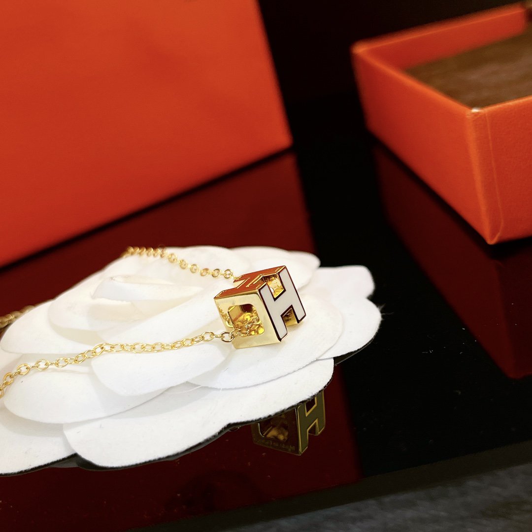 [Glimmer]H WHITE SQUARE GOLD NECKLACE