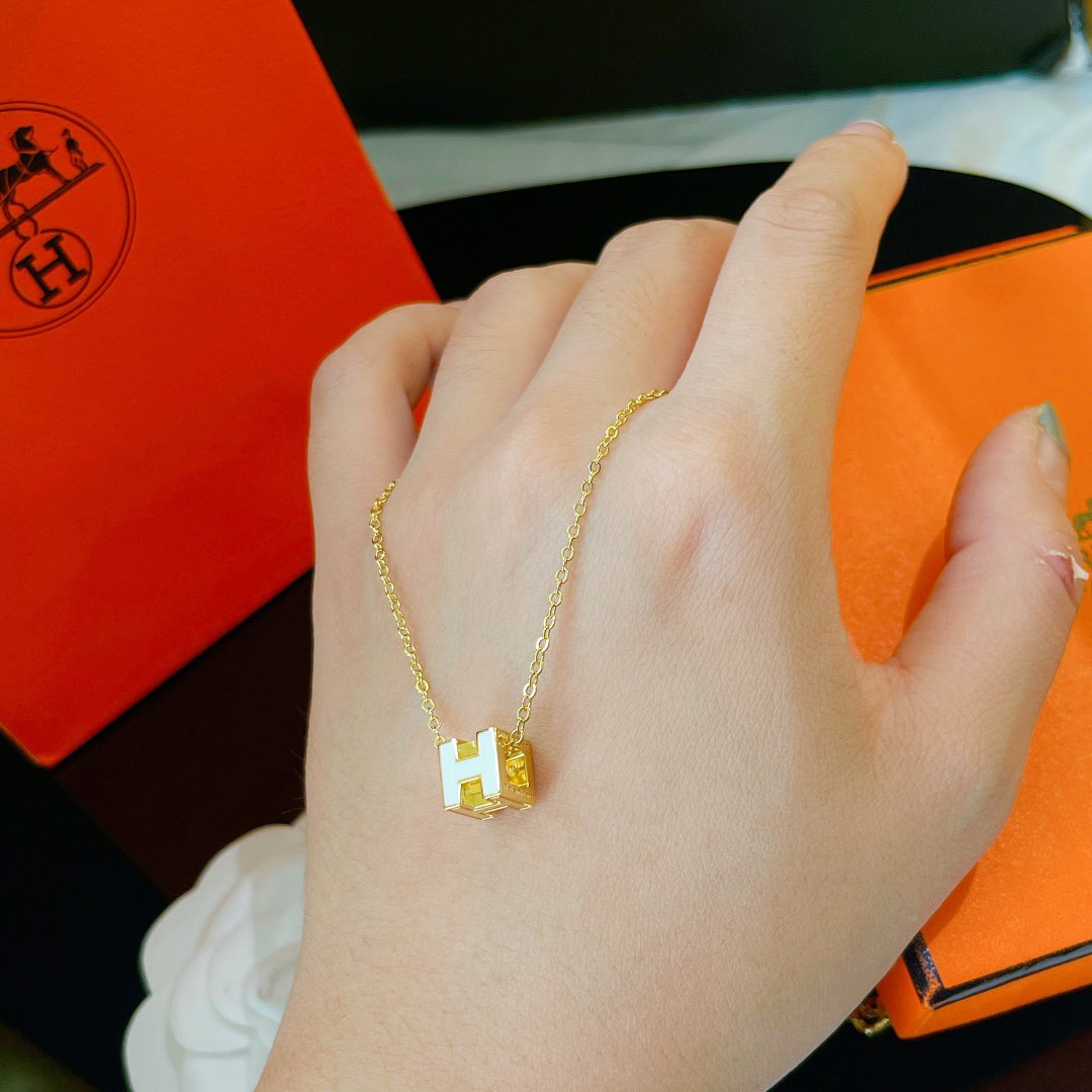 [Glimmer]H WHITE SQUARE GOLD NECKLACE