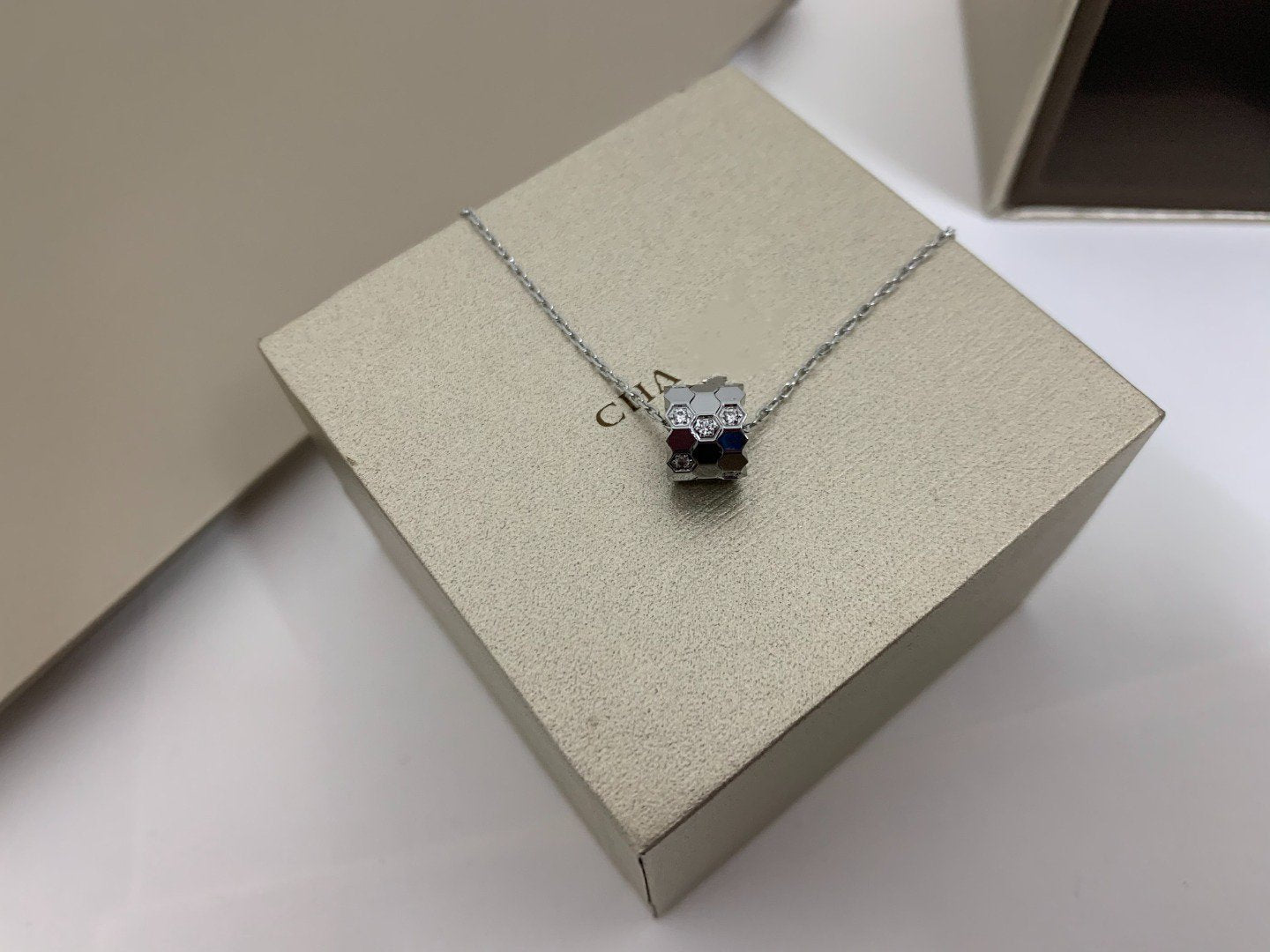 [Glimmer]BEE LOVE DIAMOND NECKLACE