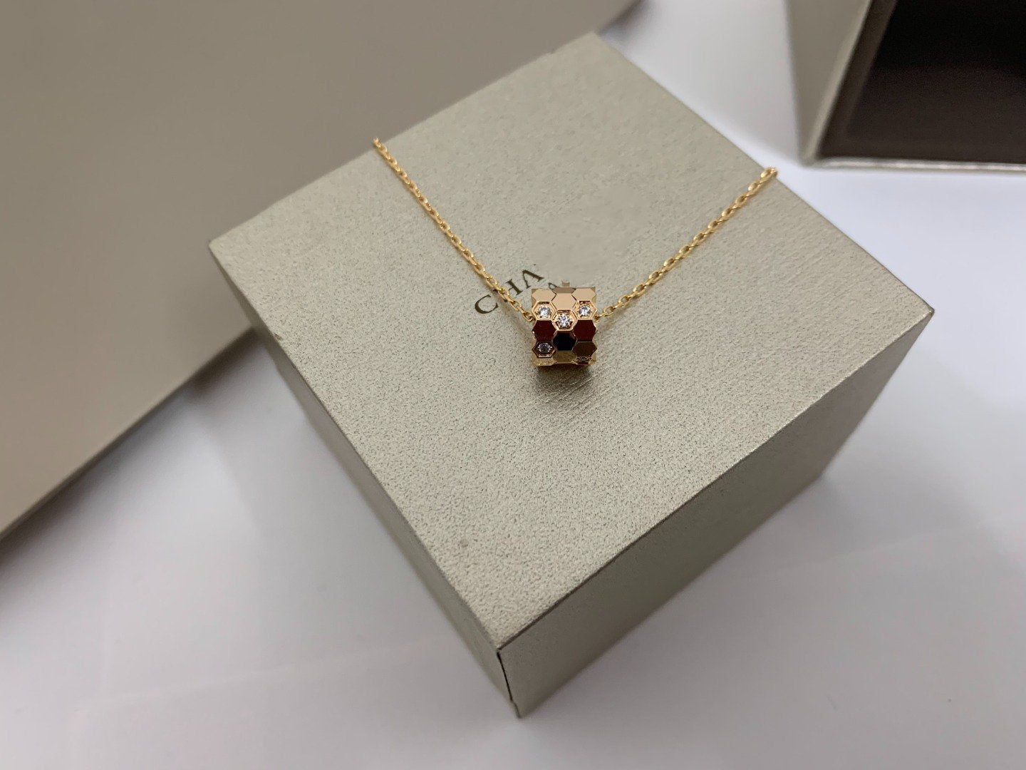[Glimmer]BEE LOVE DIAMOND NECKLACE