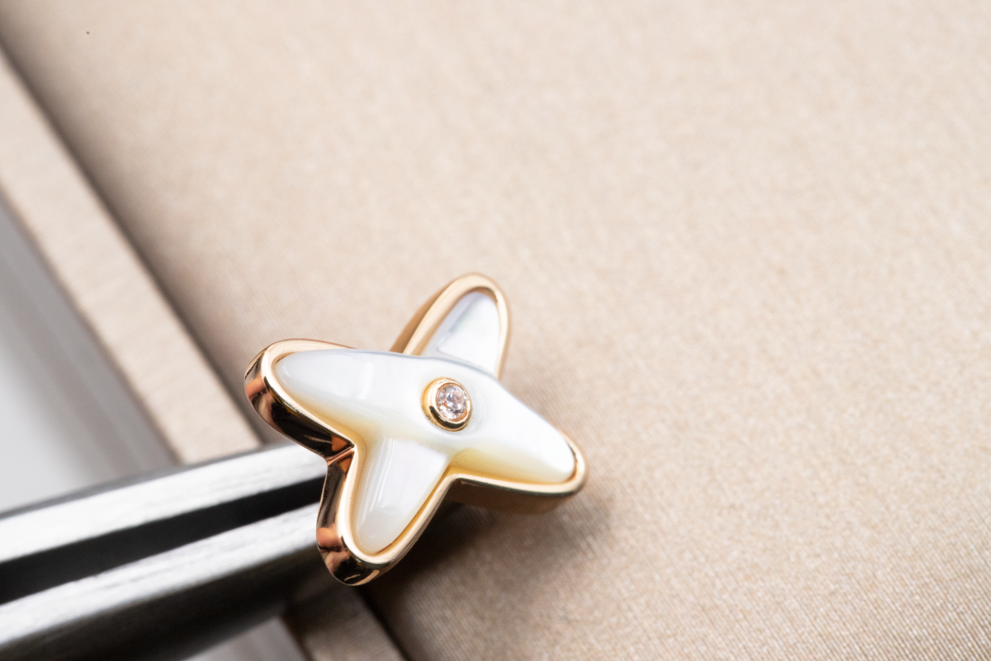 [Glimmer]JEUX DE WHITE MOP Glimmer GOLD DIAMOND EARRINGS