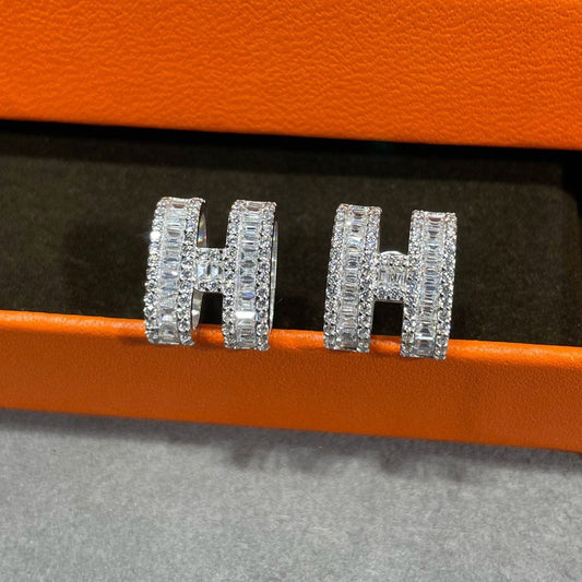 [Glimmer]H STUD EARRINGS WITH SILVER DIAMONDS