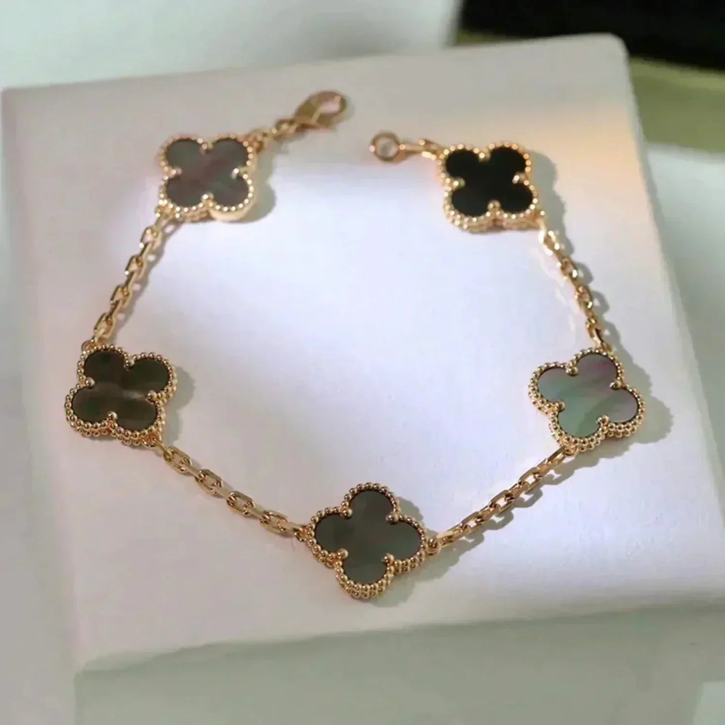 [Glimmer] CLOVER 5 MOTIF GRAY MOP BRACELET COLLECTION