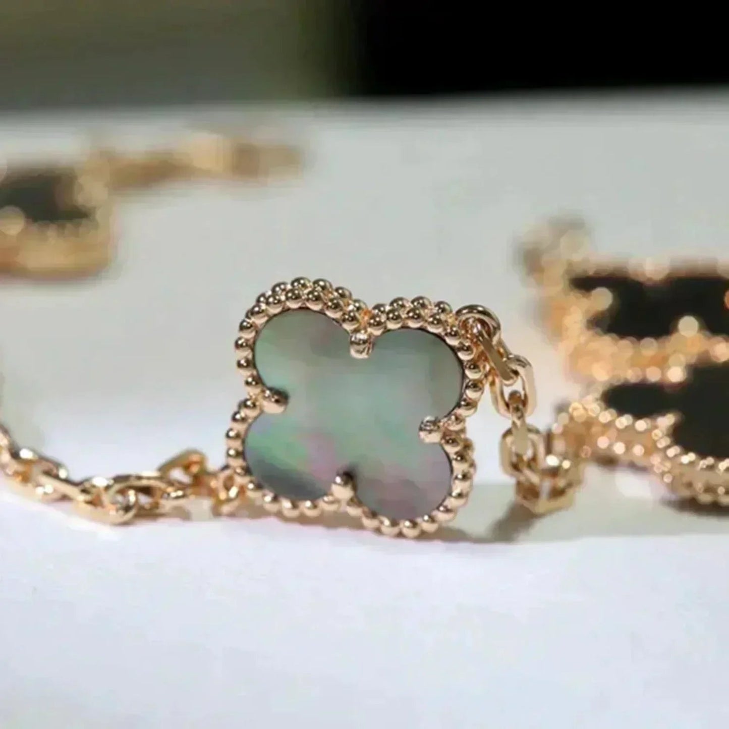 [Glimmer] CLOVER 5 MOTIF GRAY MOP BRACELET COLLECTION