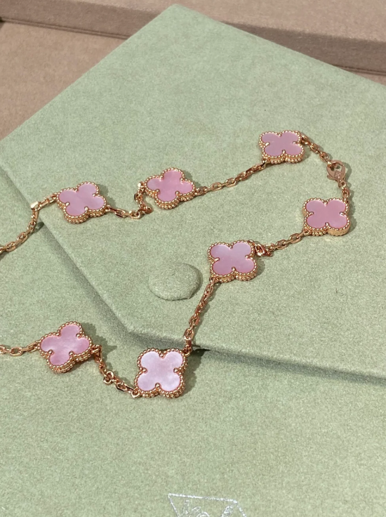 [Glimmer Jewellery] ピンクのネックレス（10連クローバー）